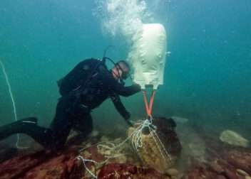 Водолаз работи под вода с балон и въжета по проект за подводна карта на Черноморието.