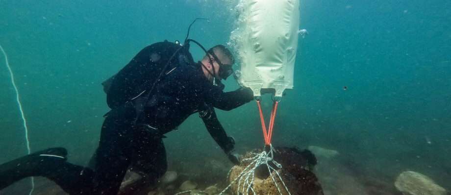 Водолаз работи под вода с балон и въжета по проект за подводна карта на Черноморието.